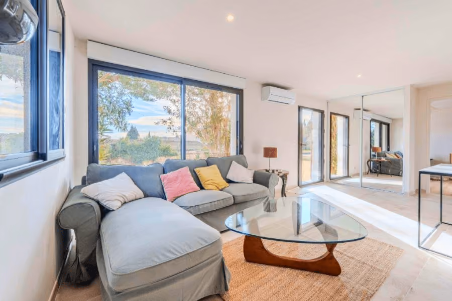 Provençal retreat with an independent apartment and just a few steps from village