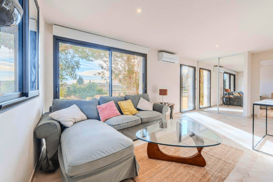 Provençal retreat with an independent apartment and just a few steps from village