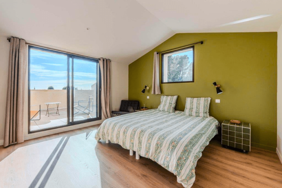 Provençal retreat with an independent apartment and just a few steps from village