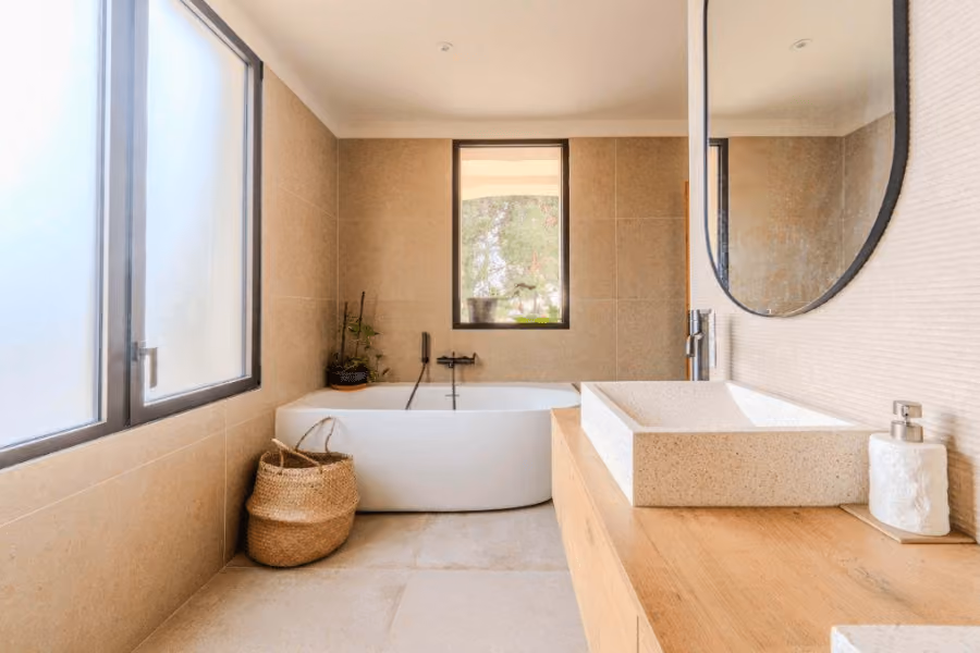 Provençal retreat with an independent apartment and just a few steps from village