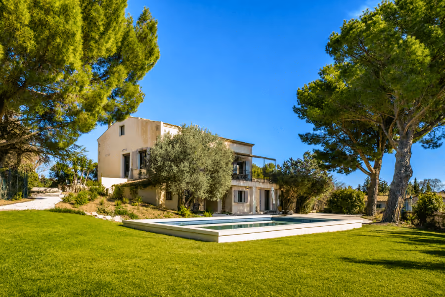 Provençal retreat with an independent apartment and just a few steps from village