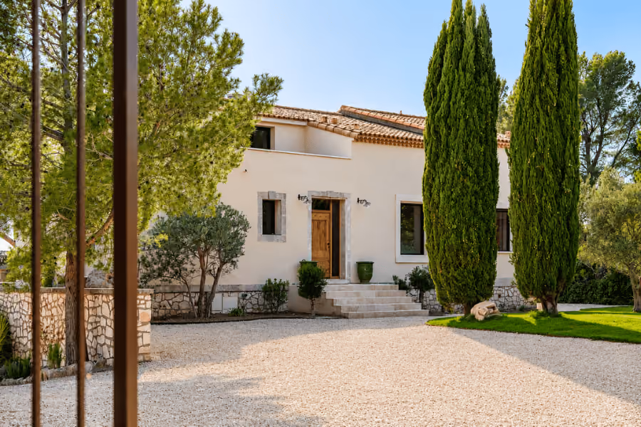 Provençal retreat with an independent apartment and just a few steps from village