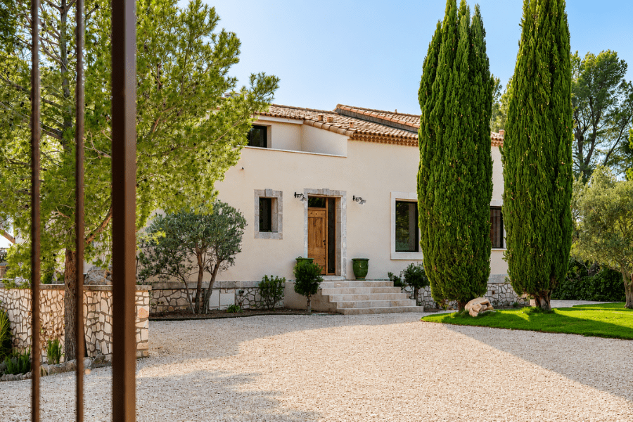 Provençal retreat with an independent apartment and just a few steps from village