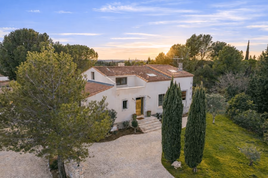 Provençal retreat with an independent apartment and just a few steps from village