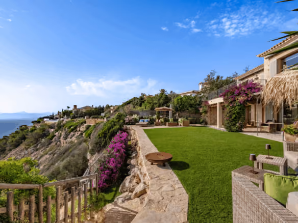 Mallorca villa on the waterfront