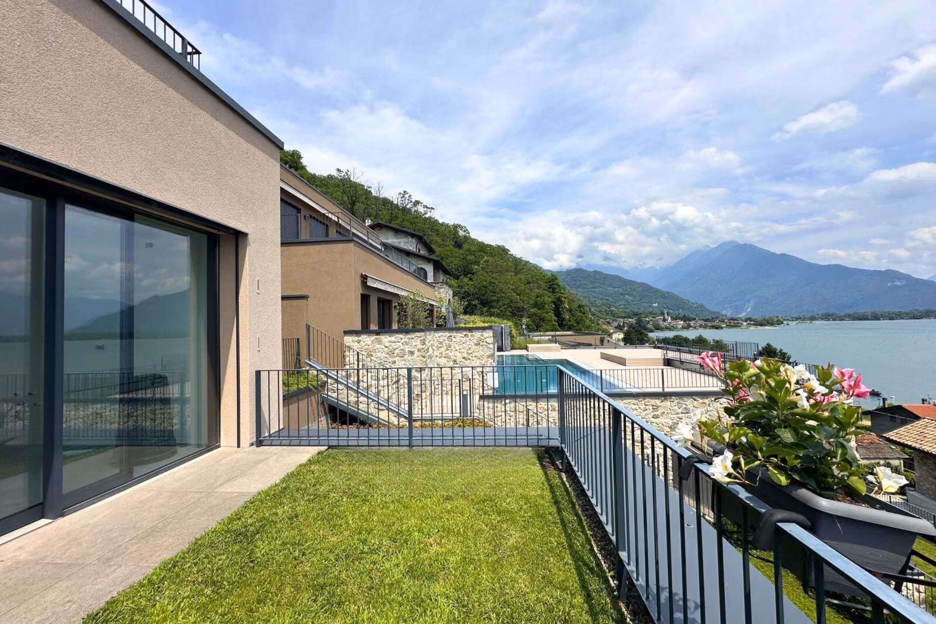 Lake Como garden apartment