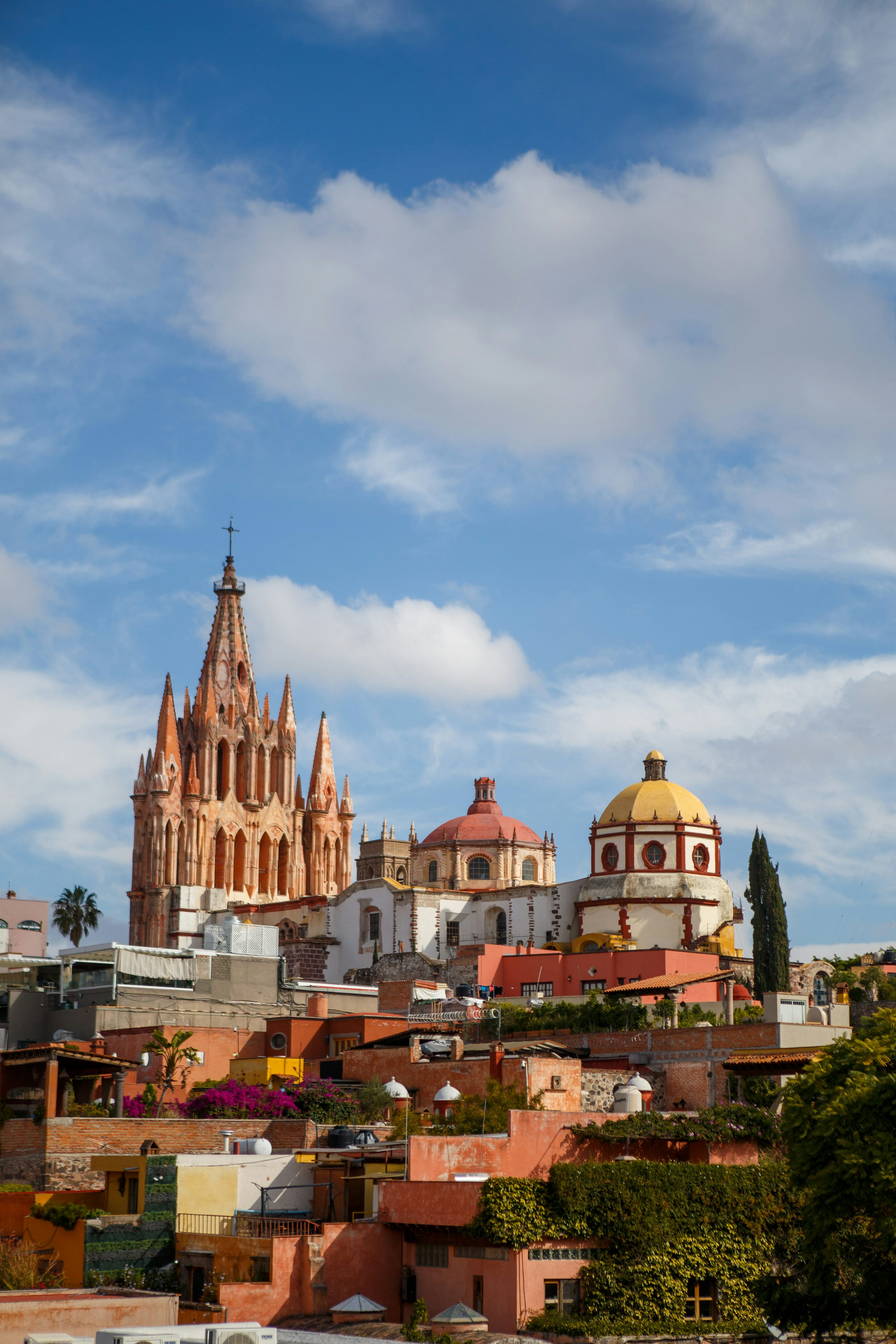 Vista de San Miguel de Allende con iglesia al fondo, México