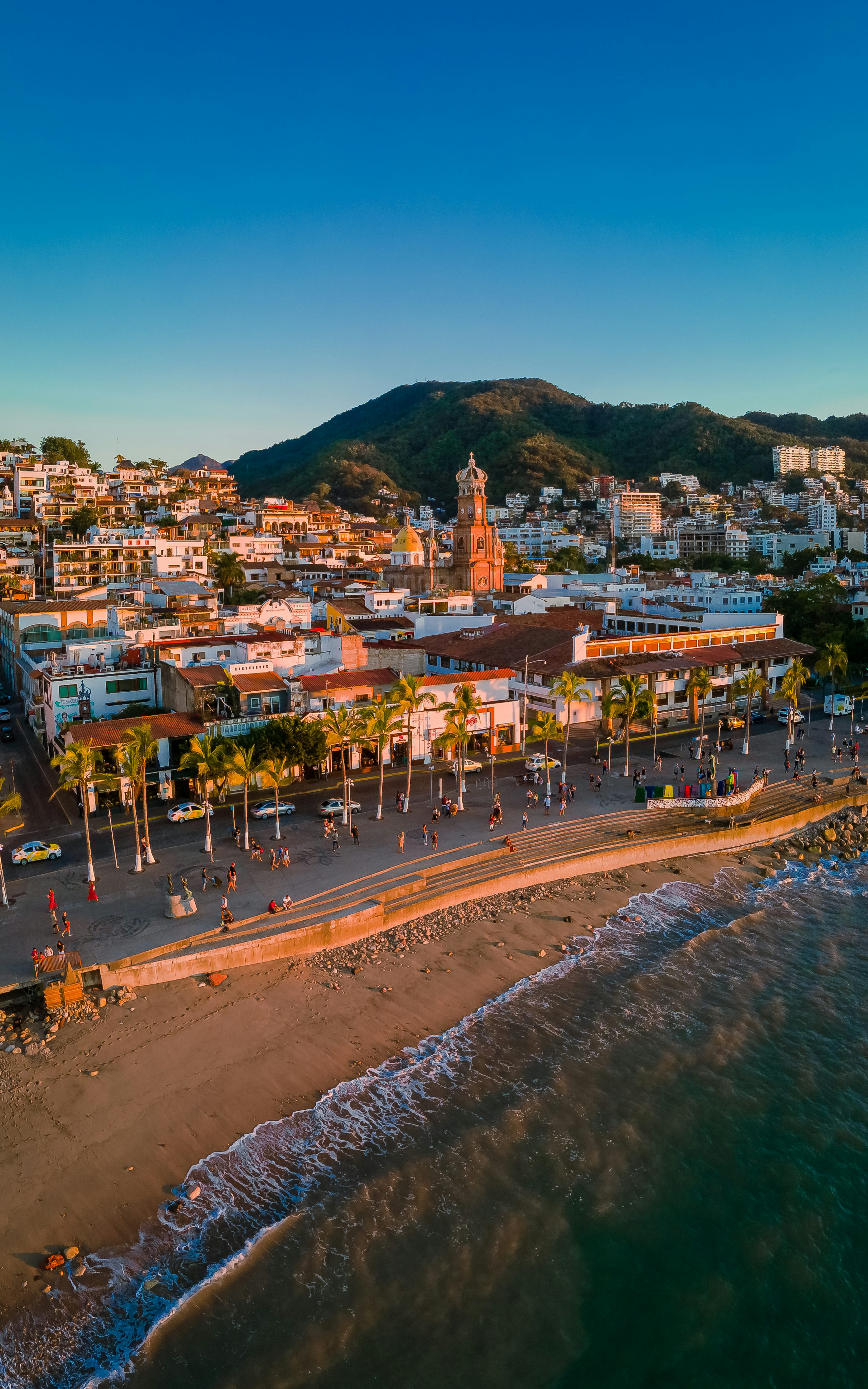 Vista aérea de playa y ciudad en Puerto Vallarta, México