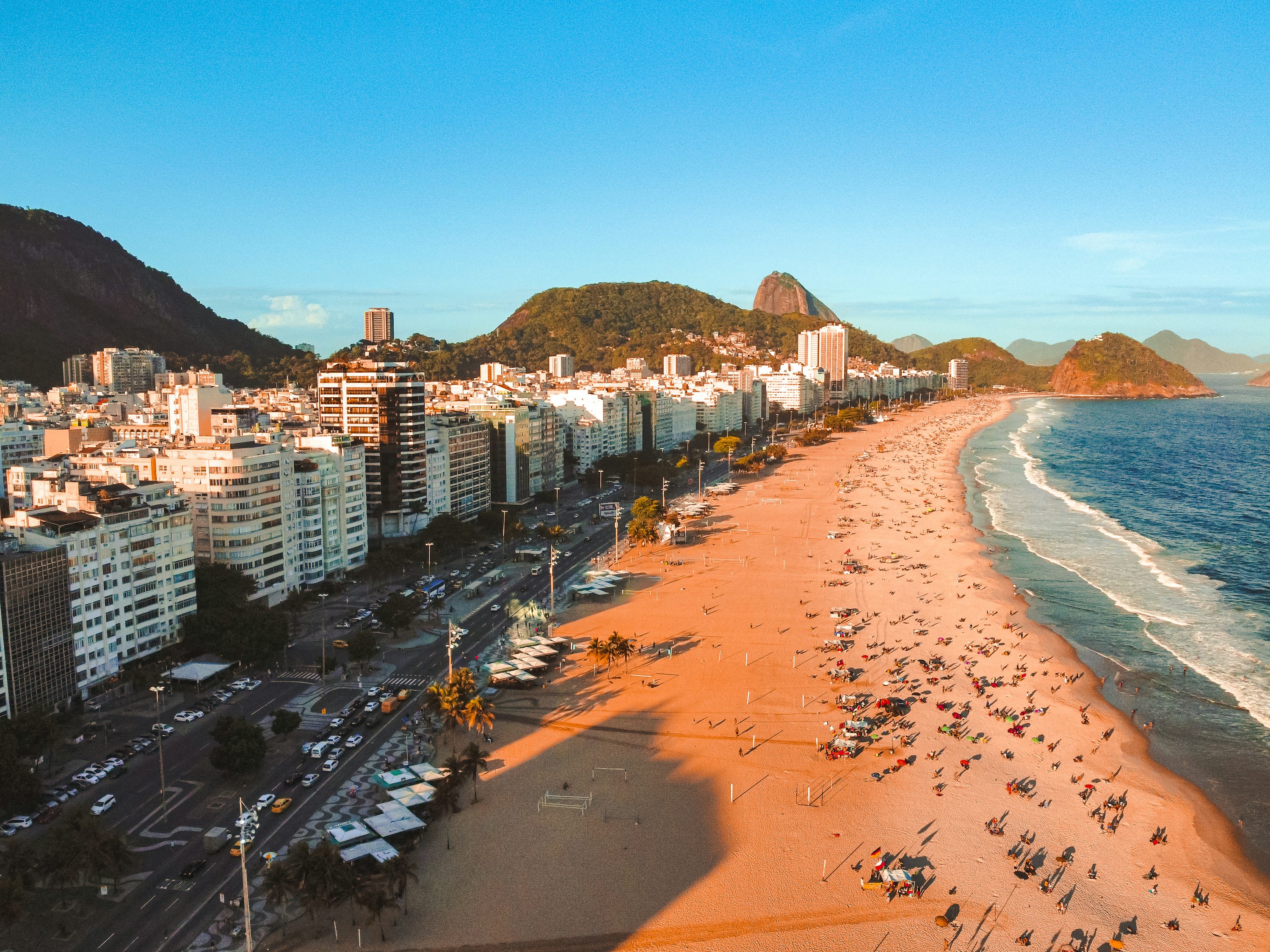 Vista aérea de Copacabana con la ciudad de Rio de Janeiro al fondo, Brasil