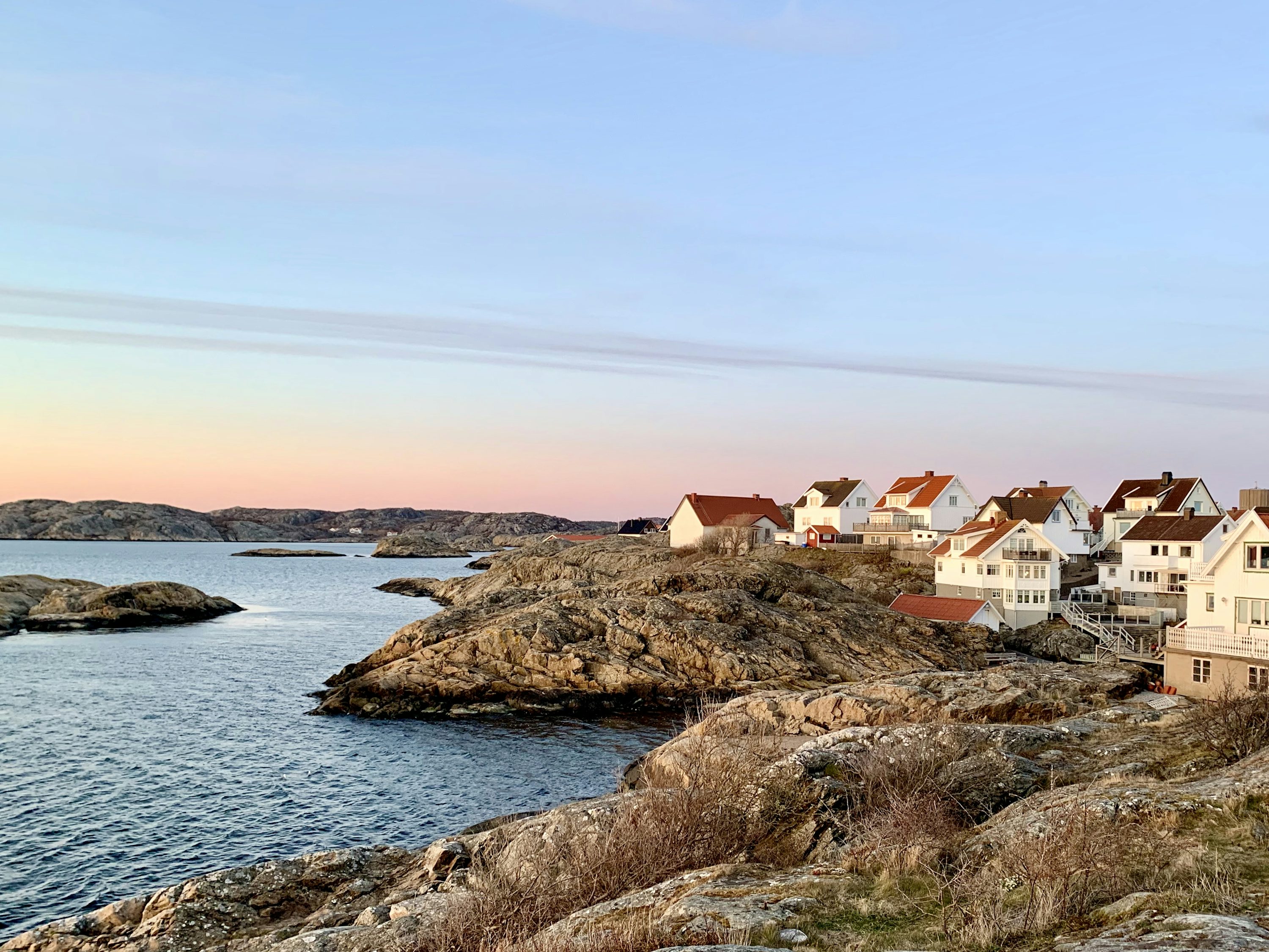 Casas junto al agua en el archipiélago de Estocolmo, Suecia