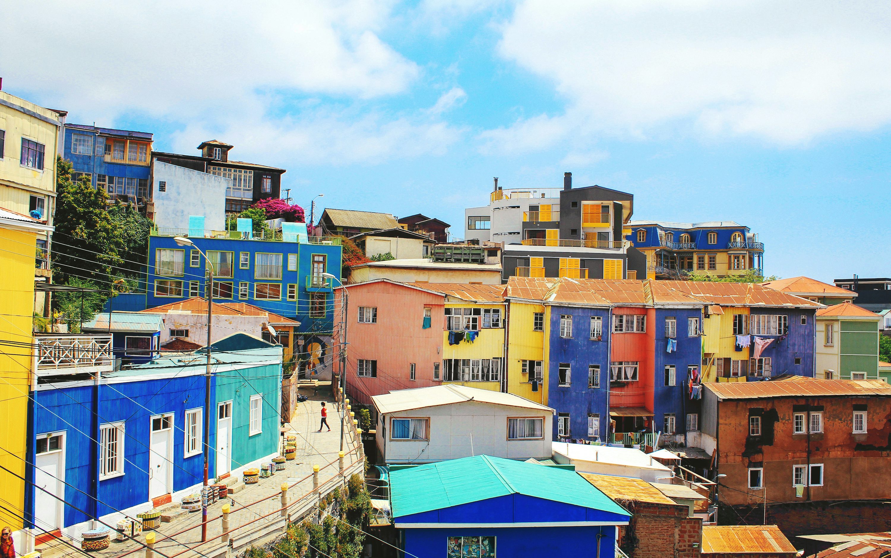 Casas de colores en la colina de Valparaíso, Chile