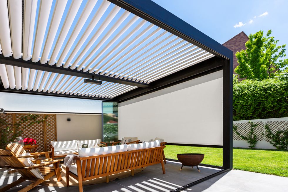 Pérgola bioclimática en Las Palmas con cerramiento windscreen