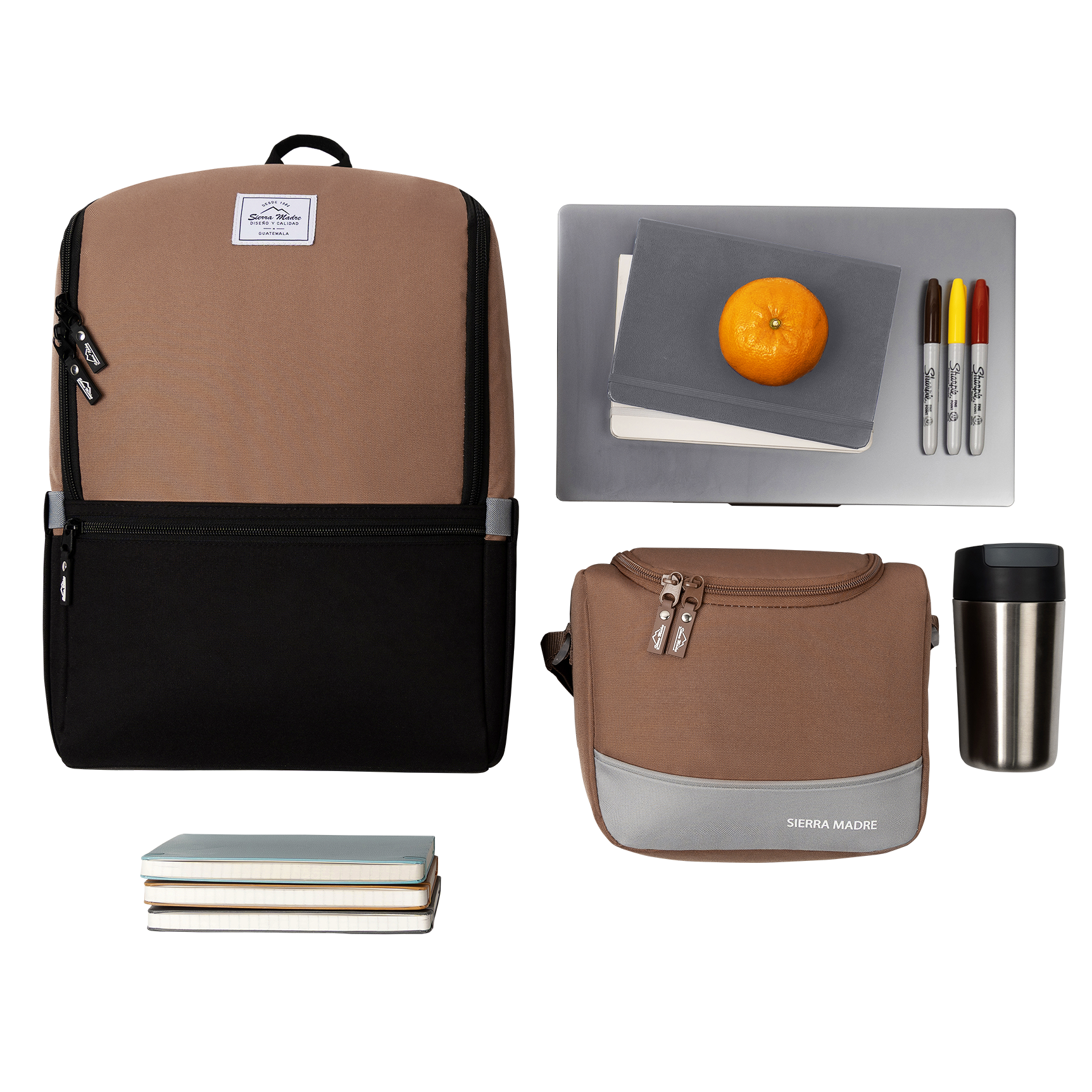 Mochila laptop y lonchera verde vista desde arriba con cuaderno pachón