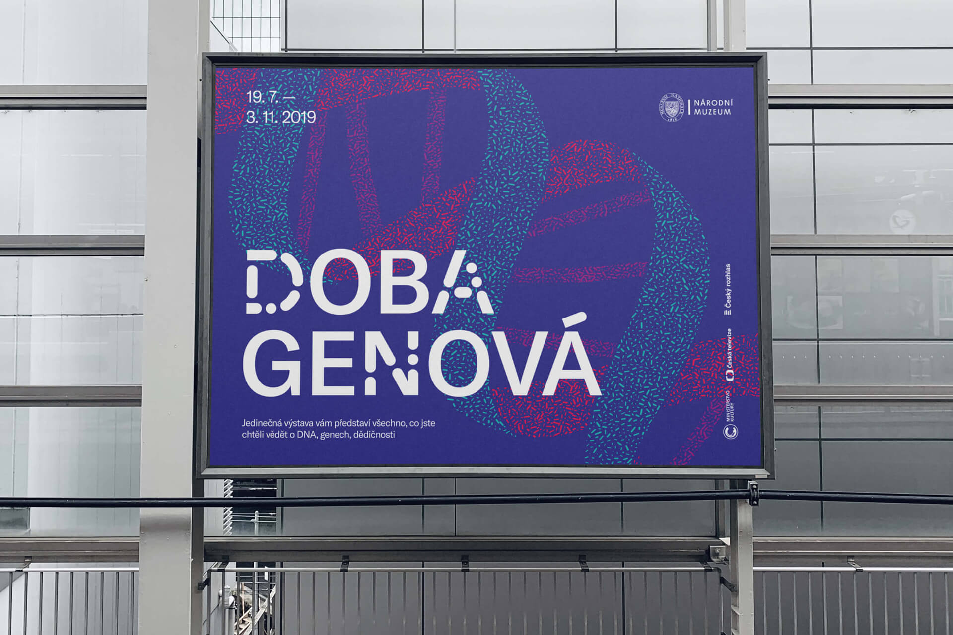 Billboard propagující výstavu Doba genová s motivem DNA řetězce a daty konání, umístěný na budově Národního muzea.