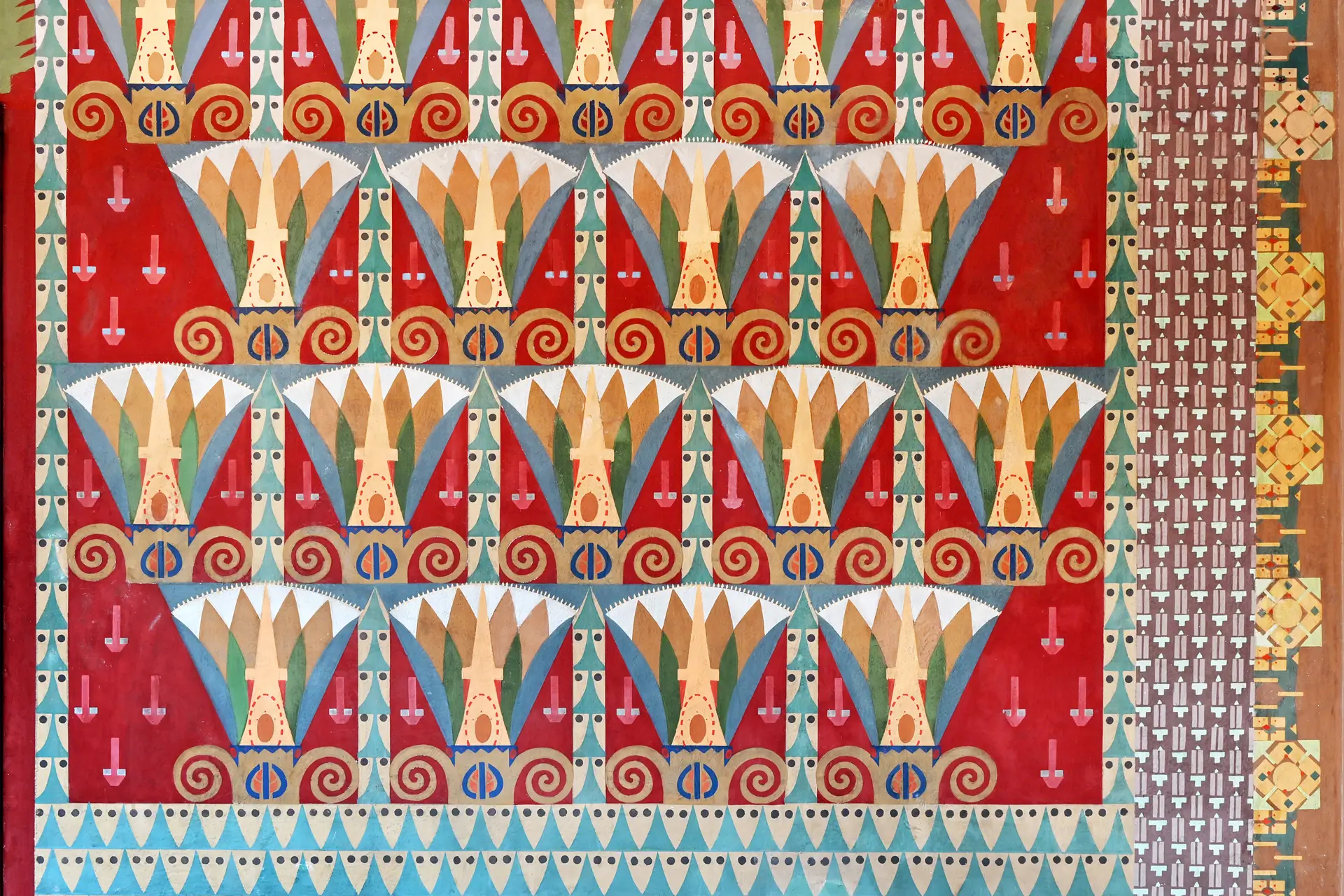 Detail barevné geometrické výzdoby interiéru Národního domu v Prostějově v secesním stylu.