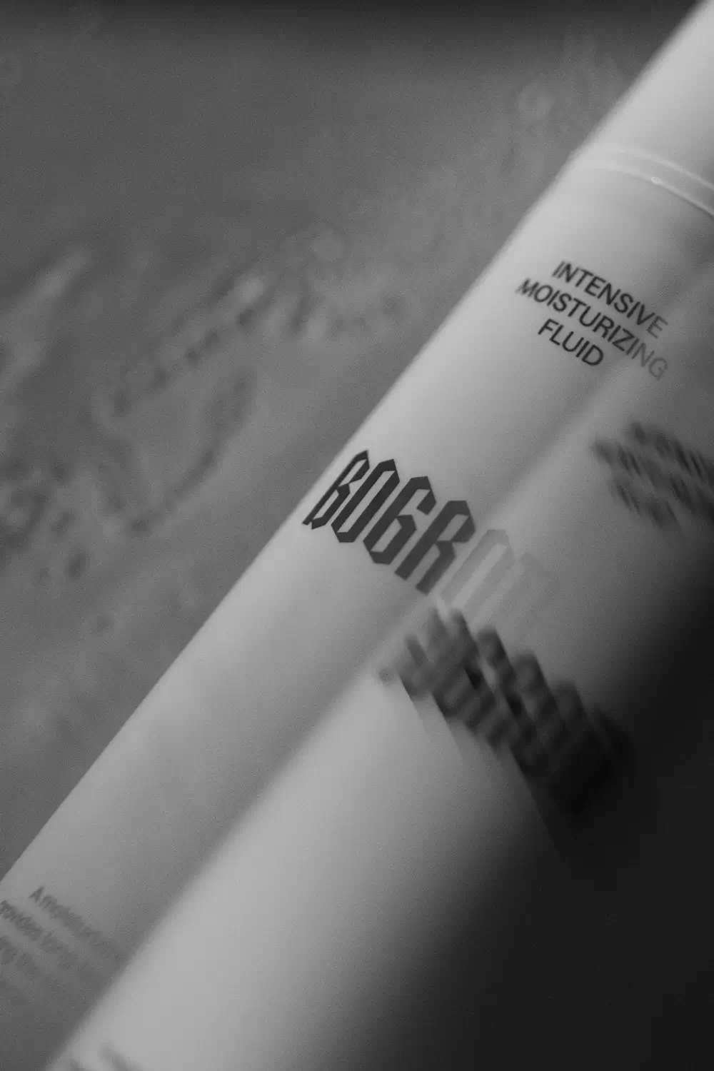 Detail čisticího gelu Bogroti Intensive Facial Cleanser pokrytého pěnou, černobílé zpracování.