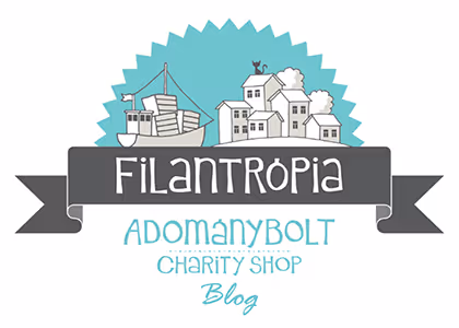 Filantrópia jótékonysági bolt logója hajóval és házakkal, feliratokkal Adománybolt Charity Shop Blog.