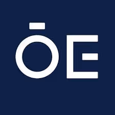 Fehér ŐÉ betűk sötétkék háttéren.