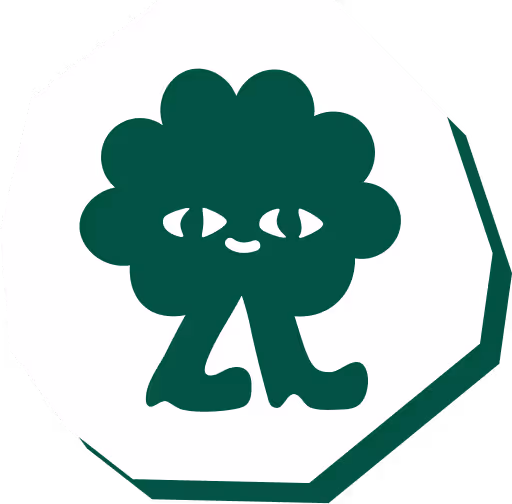 Mosolygó kis fa rajzfilmszerű arccal, nagy szemekkel és egyszerű törzzsel.