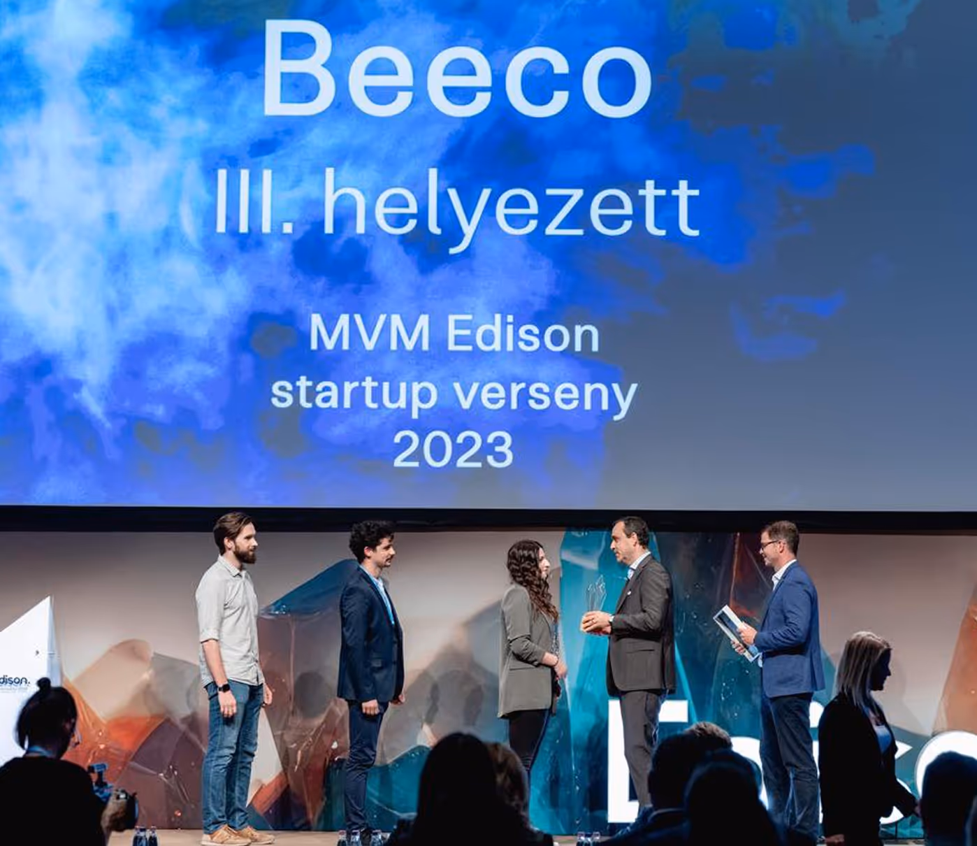 Embercsoport átveszi a Beeco III. helyezett díjat az MVM Edison startup verseny 2023 eseményen.