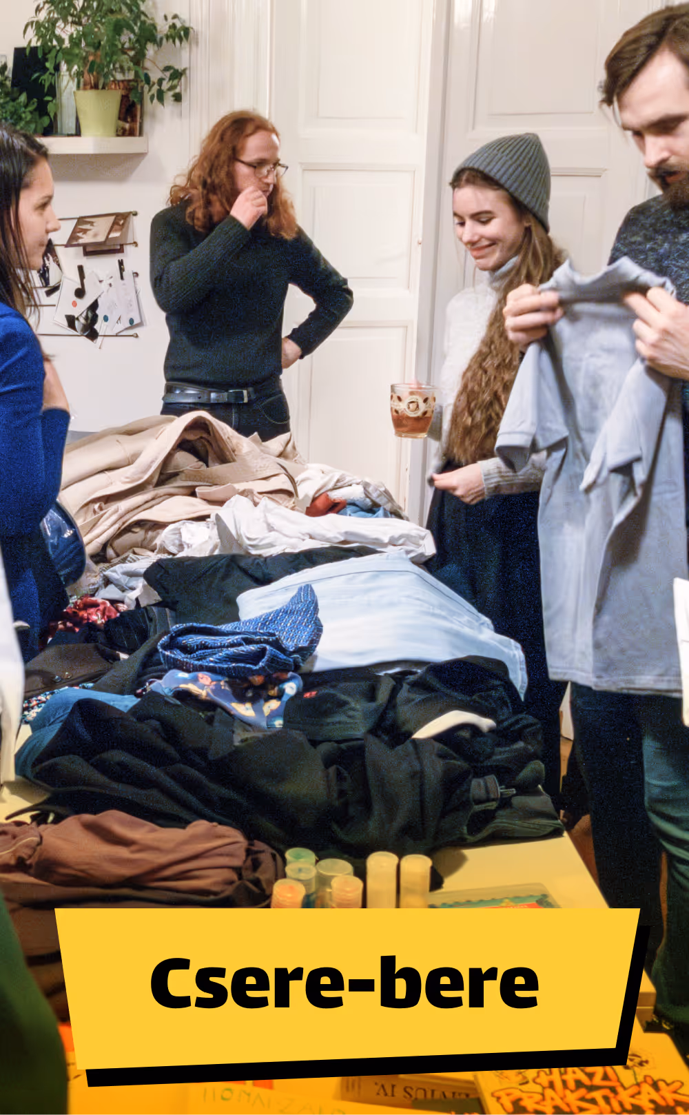 Négy ember egy asztal körül, amelyen több ruhadarab és kis tárgyak vannak, a kép alján a Csere-bere felirat sárga háttérrel.