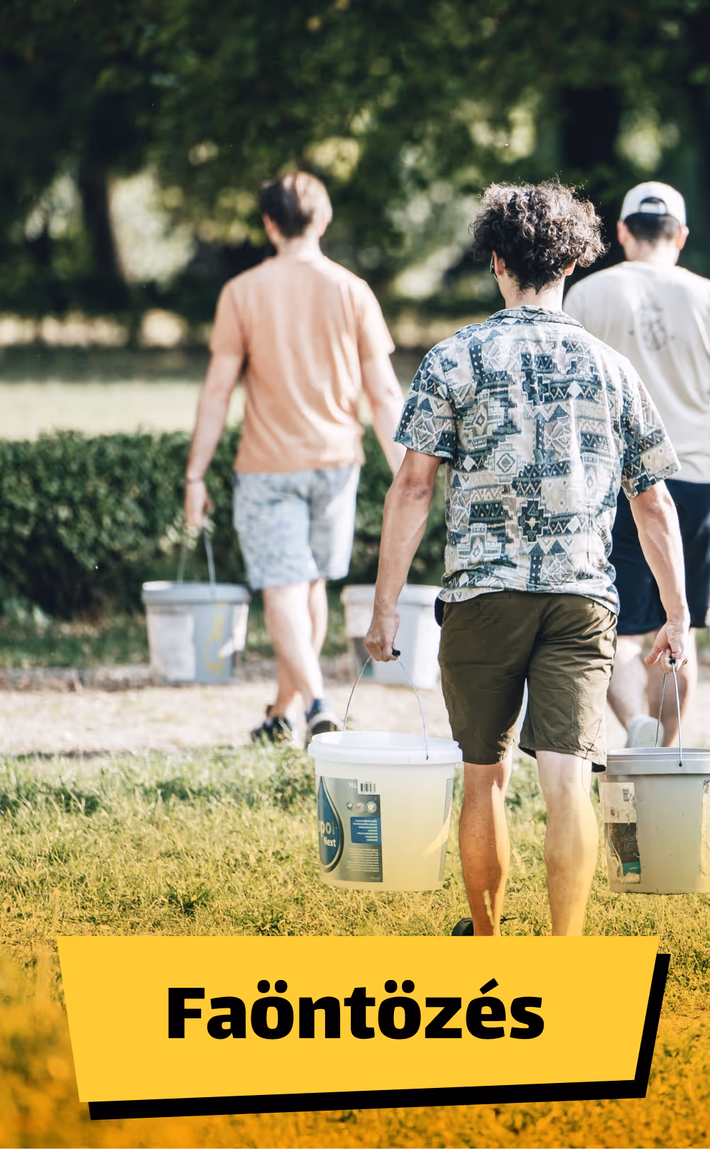 Három fiatalember hátulnézetből, akik vödröket visznek egy parkban vagy kertben.