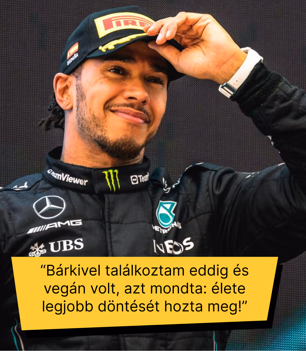 Mosolygó férfi fekete versenyzőruhában és Pirelli sapkában, aki megfogja a sapkáját.