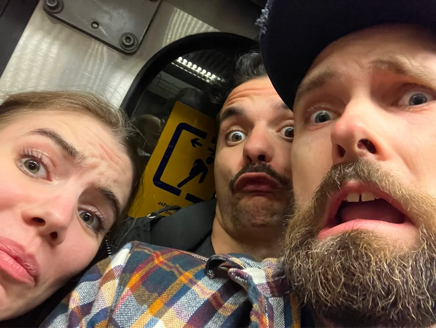 Három ember selfie fotón, akik különböző arckifejezésekkel rémületet és meglepetést mutatnak.