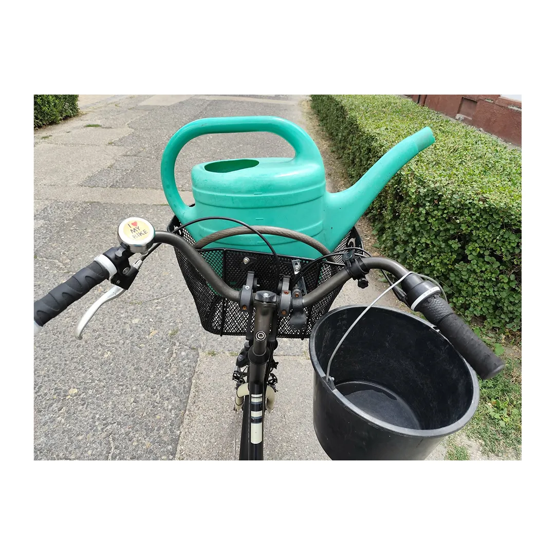 Kerékpár kormány kosárral, benne egy zöld locsolókanna és egy fekete vödör.