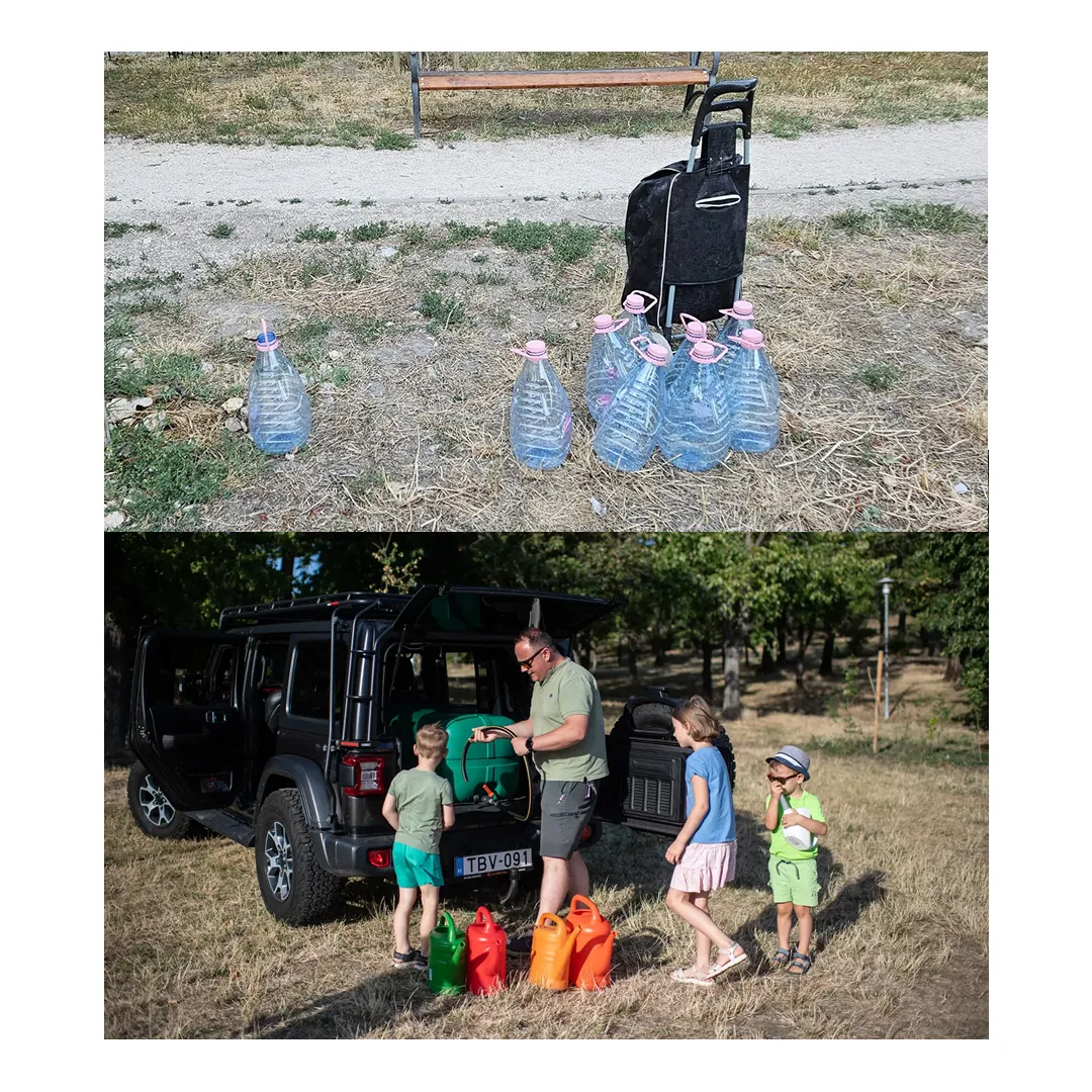 Egy férfi és három gyerek kint állnak egy terepjáró hátuljánál, locsolókannákkal és vizes palackokkal.