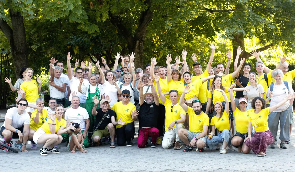 Vidám csoport zöld fák alatt egy locsolónapon