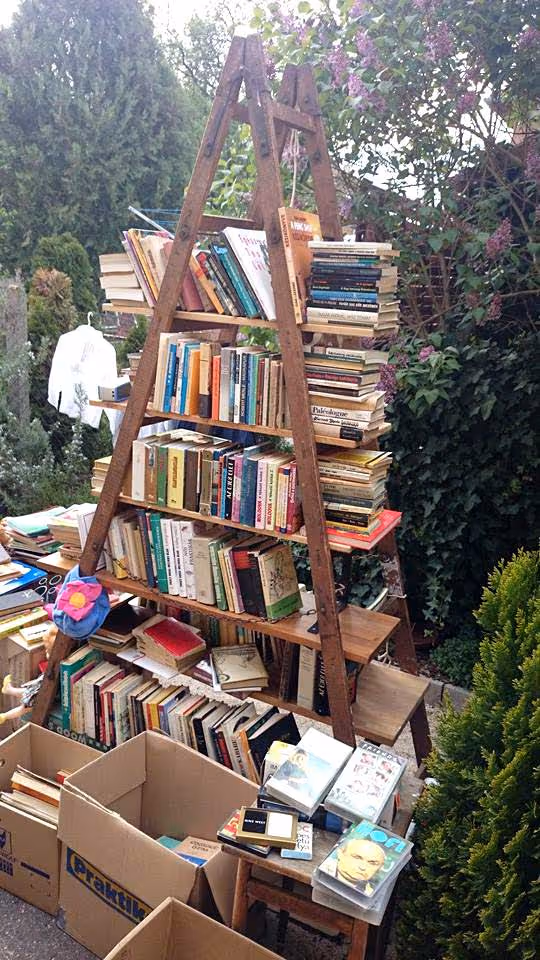 garázsvásár könyvekkel a Wekerle telepen, Budapest