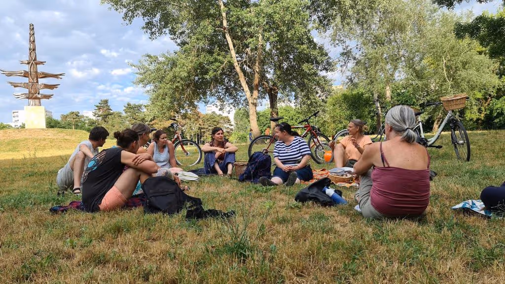 Barátok, beszélgetés, ökopiknik