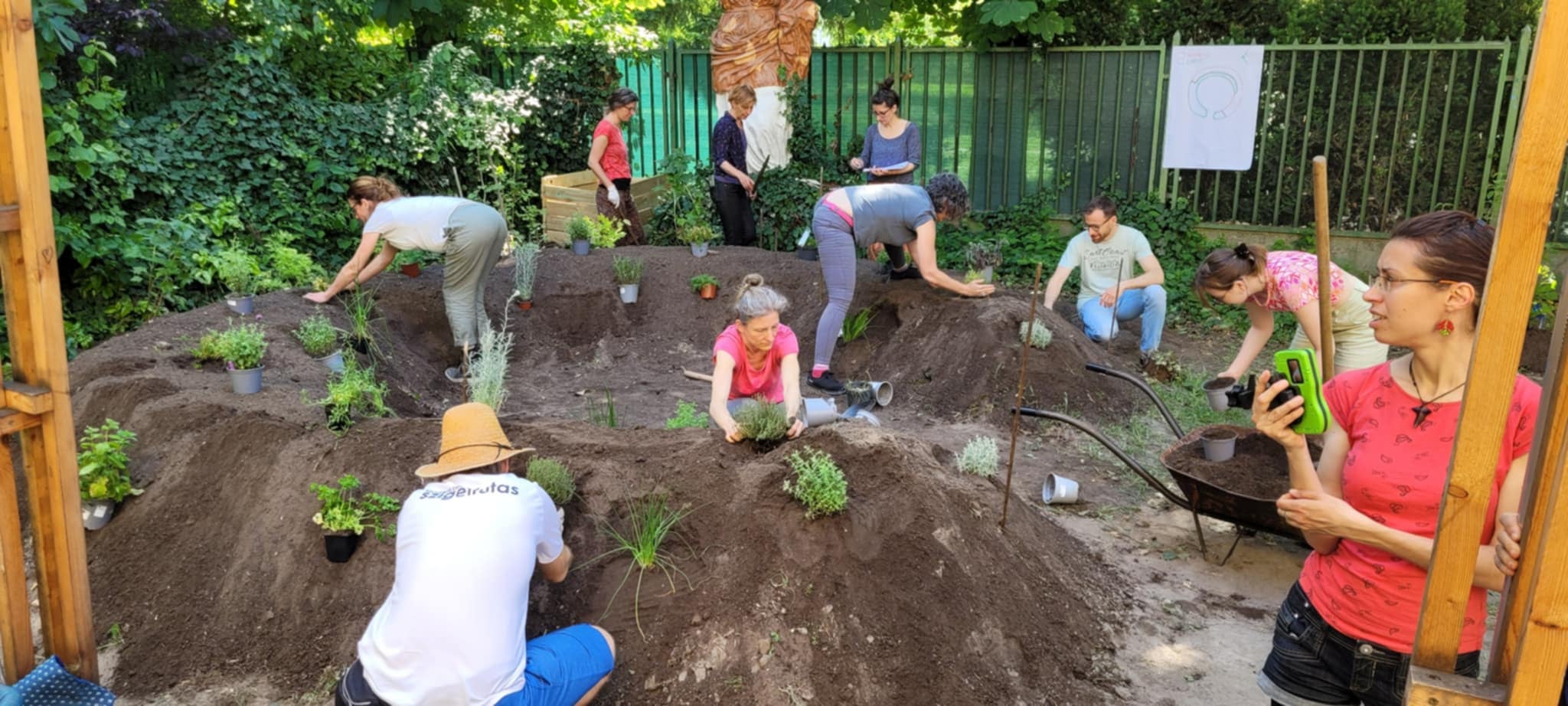 Tanuld meg a városi permakultúra alapjait a Permaganggal! Lőrinczi István tanácsai közösségi kertekhez és zöldebb városhoz a beecopediában.