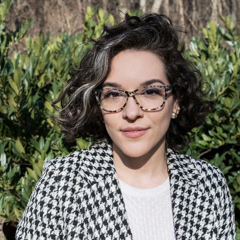 Szeretnél betekintést nyerni a divatipar színes világába? Szeretnél fenntarthatóbban öltözködni, tudatosabban vásárolni és mindeközben stílusos maradni? Akkor Dobos Emese munkássága csillapíthatja tudásszomjadat és segíthet magabiztossá válnod a stílus és divat területein.