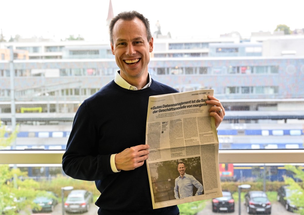 Dirk Budke zeigt seinen Zeitungsartikel über Datenmanagement