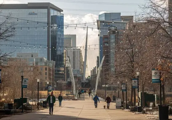 Urban downtown pedestrian walkway