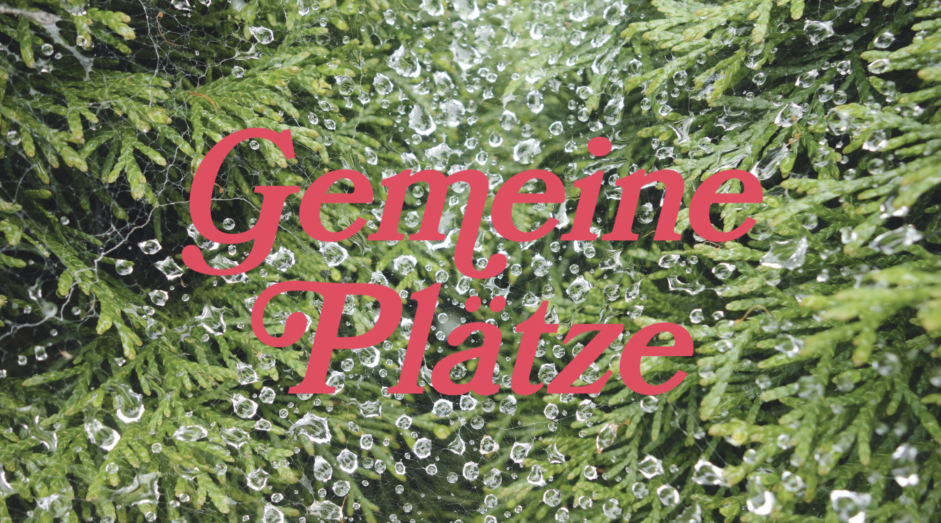 Rot eingefärbt eine Nahaufnahme von Autospuren im Kies und Schotter eines Parkplatzes.