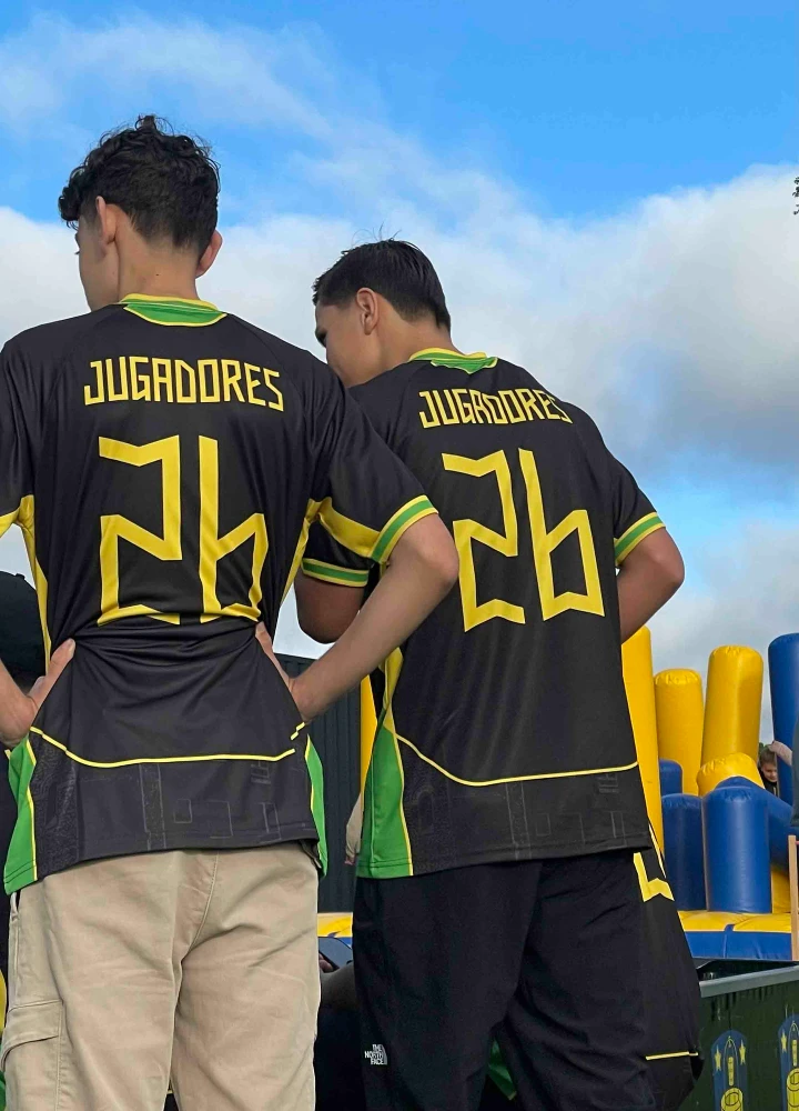 Spillere med Jugadores-trøjer på