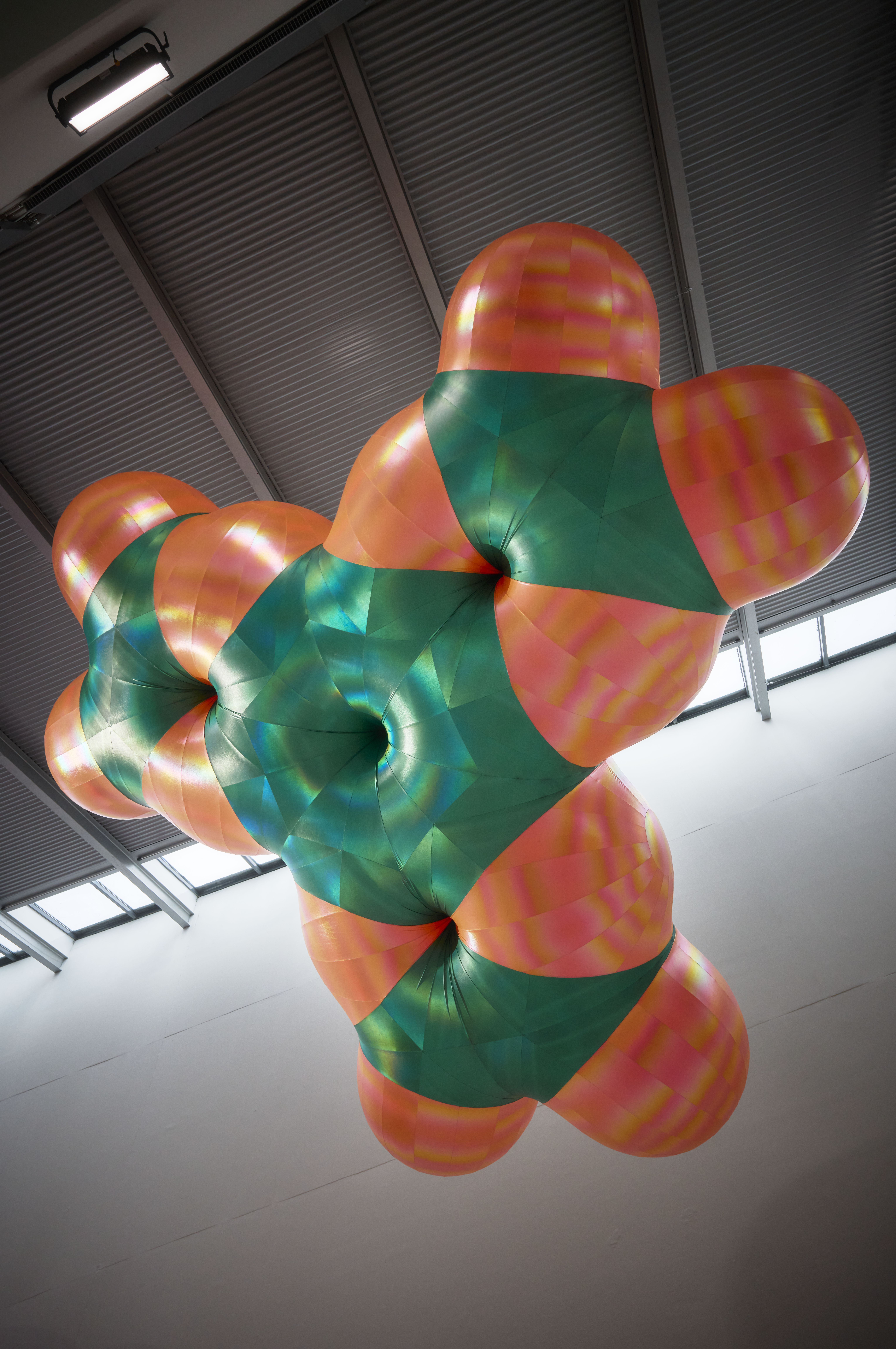 Monira Al Qadiri, BENZENE FLOAT (Hexa-Benzene), 2023. Foto: Anders Sune Berg