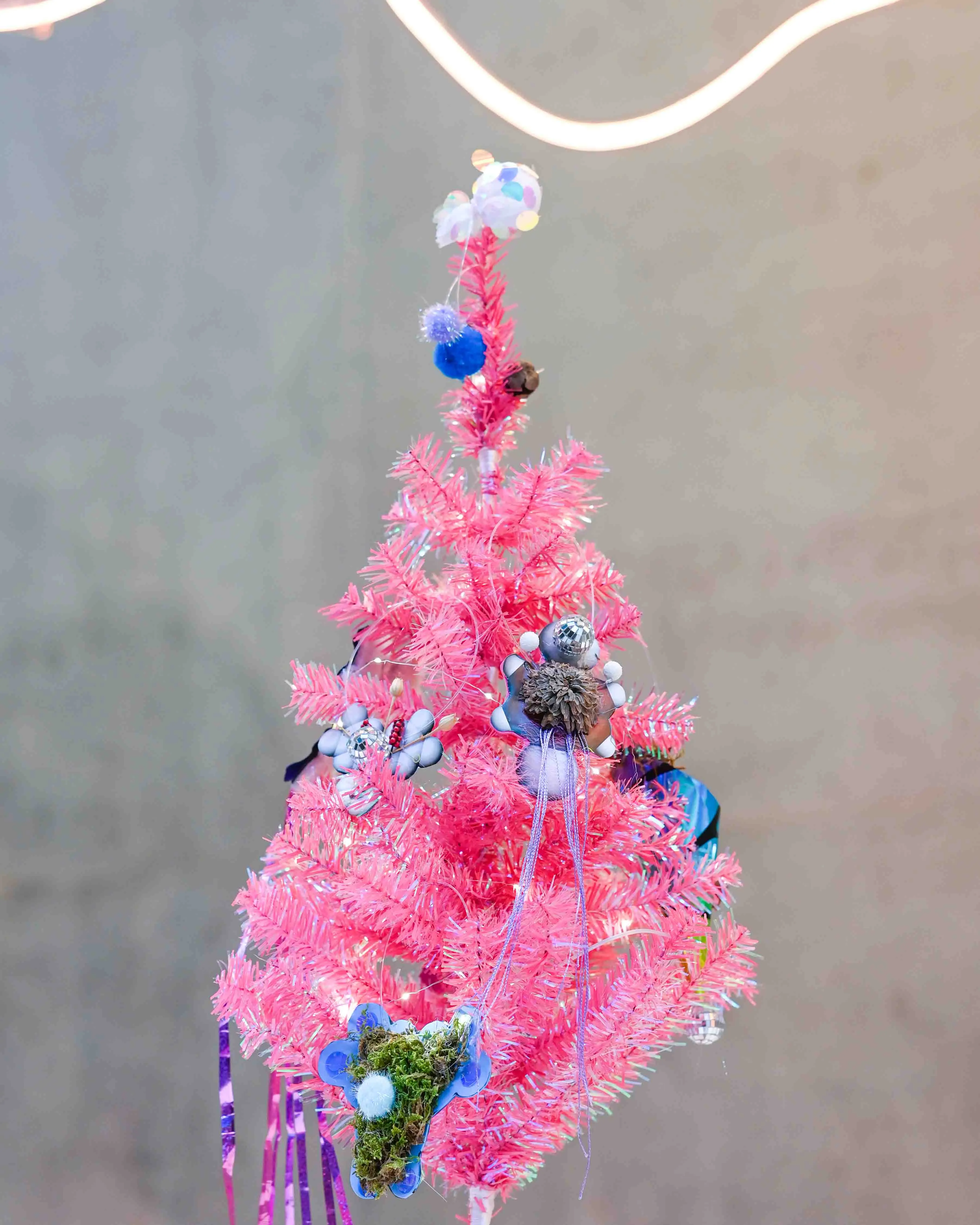 Pink juletræ med Monira Al Qadiri-inspireret julepynt