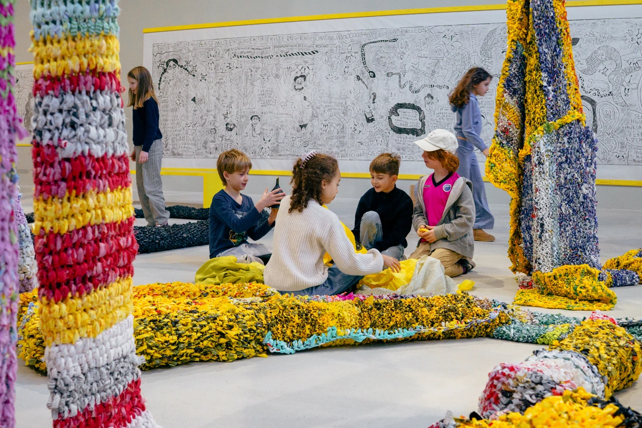 Børn til undervisningsforløb i Kenneth Rasmussen-udstillingen