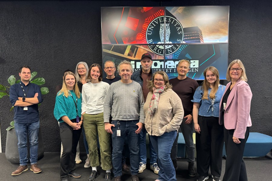 Første KI-gjeng ut: 12 deltakere lærte blant annet å bygge sine egne tilpassede KI-assistenter, som kompisleseren, vinkelassistenten og transkripsjonshjelperen. Dette er første steg i en større KI-satsing for de minste mediene, som LLA, SUJO og Stiftelsen Fritt Ord står bak. Foto: Stian Indrevoll 