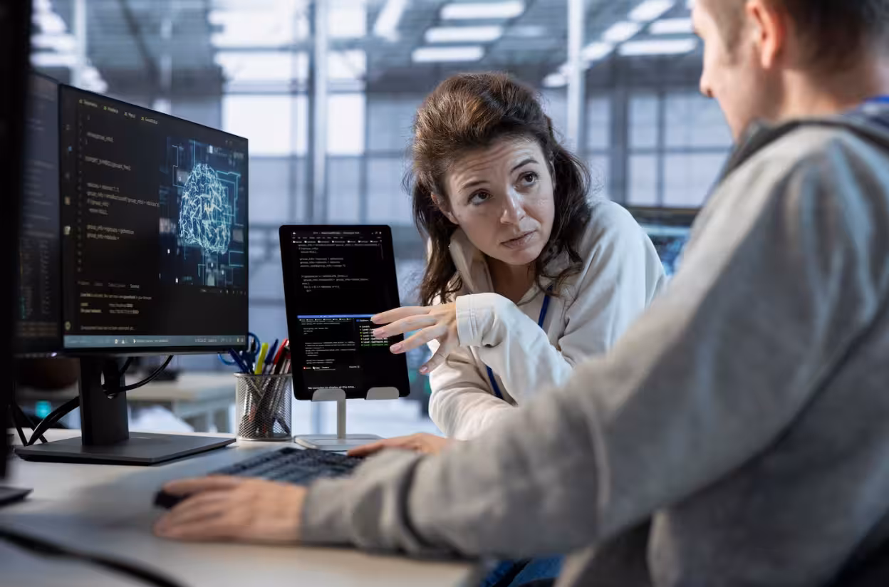 Inżynier zarządzający rurociągami, automatyzacją i systemami chmurowymi