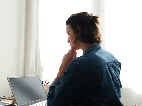 Avant de confier sa création à quelqu’un, encore faut-il savoir où mettre les pieds.