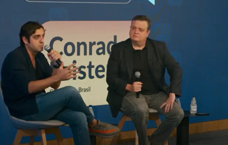 Alexandre Zolko e Conrado Leister no auditório da CRMBonus