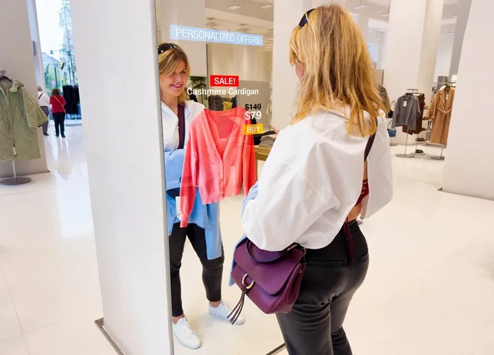mulher em frente ao espelho vivenciando uma experiência de compra diferente