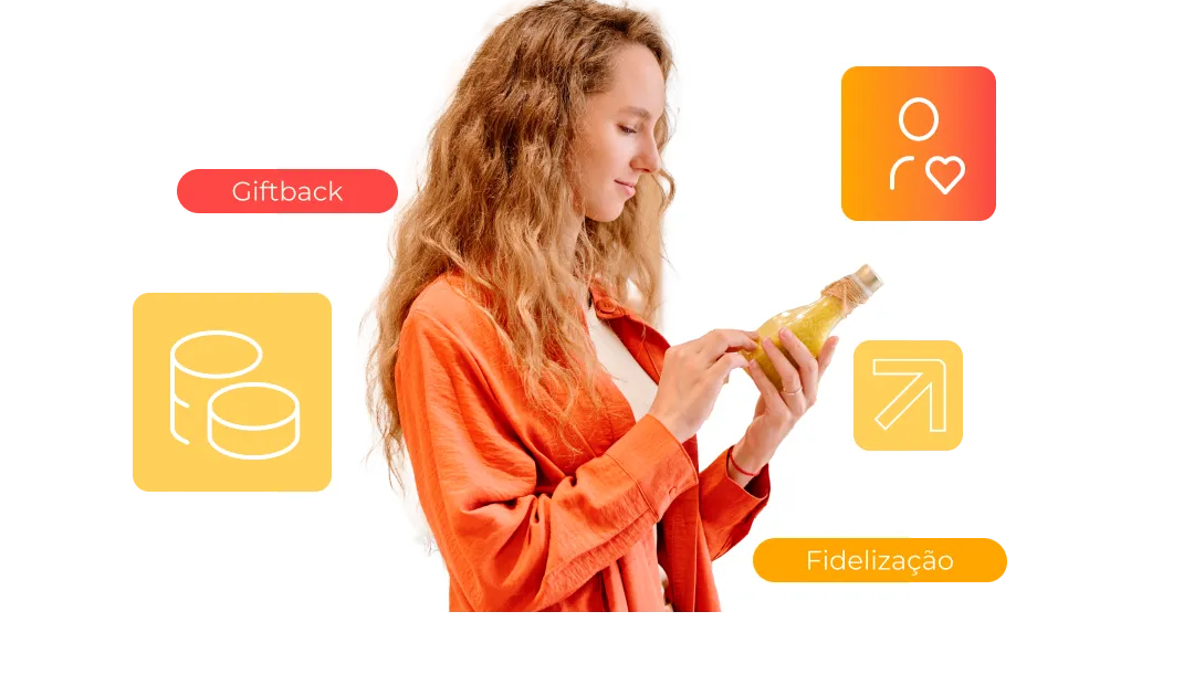 Mulher com celular na mão pesquisando compras com cashback