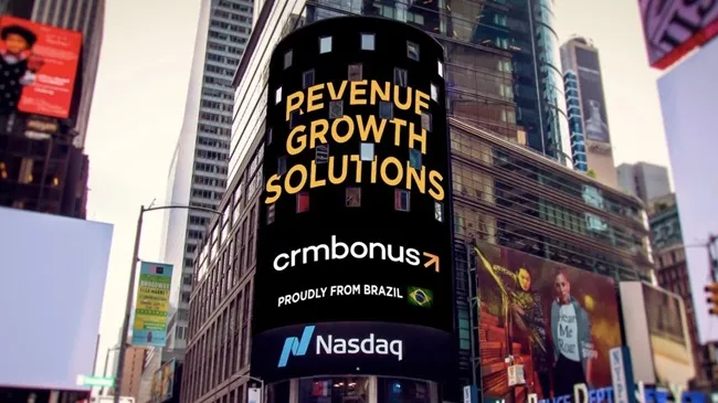 O logo da CRMBonus aparece no painel da Nasdaq em Nova York