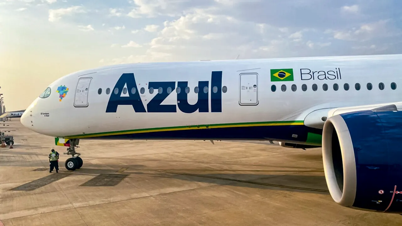 avião da azul pousado